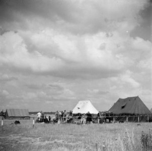 Vliegveld Eindhoven Repatrianten met bagage bij tenten, Bestanddeelnr 900-4470