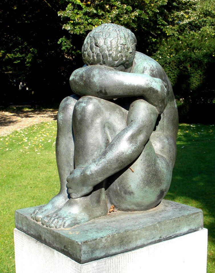 Vlaardingen kunstwerk treurende vrouw
