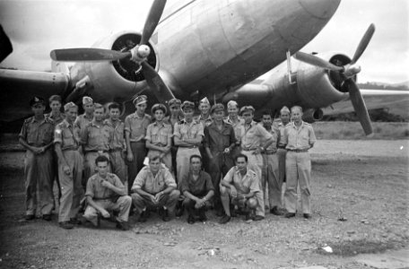 Vliegveld Laha (Ambon) Groepsfoto van manschappen 19e Transport Squadron op vli, Bestanddeelnr 1474