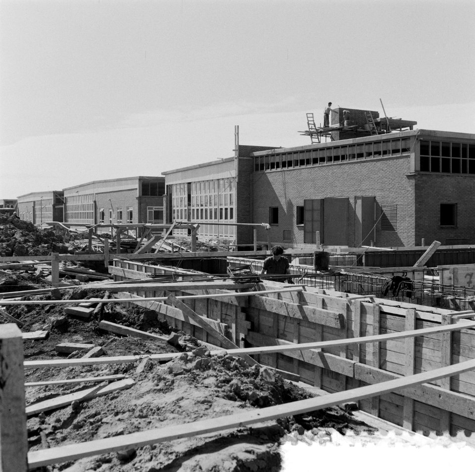 Vliegveld Zestienhoven. Bouw expeditieloodsen, tijdelijk hangar, Bestanddeelnr 908-5664