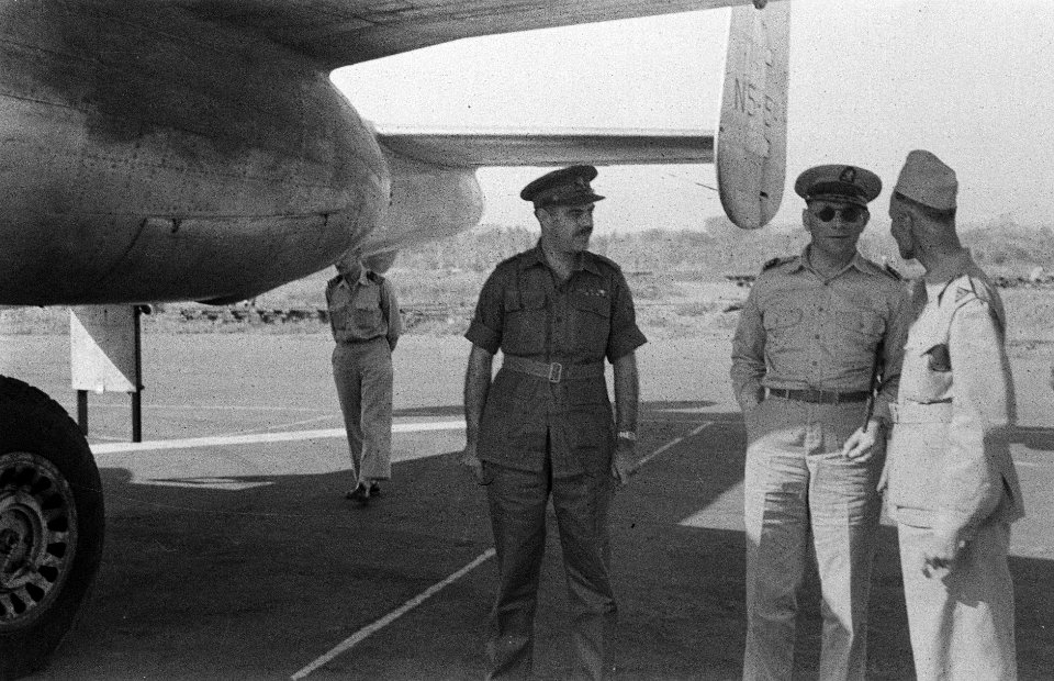 Vliegveld Semarang Legercommandant generaal S.H. Spoor en adjudant-generaal kol, Bestanddeelnr 6755