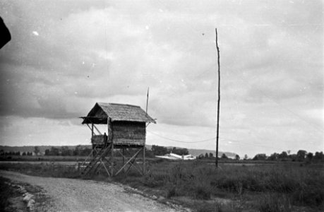 Vliegveld Laha (Ambon) Wachttoren In de achtergrond een vliegtuig, Bestanddeelnr 1489