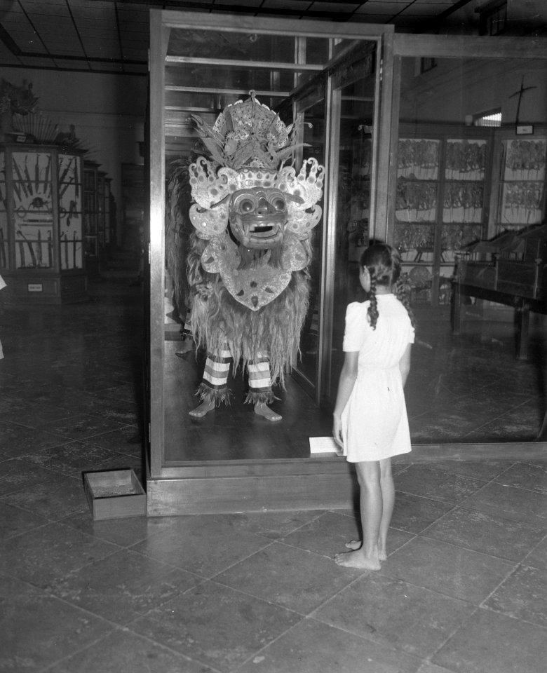 Vitrine met kostuum en masker van de Barong, de Balinese koning der geesten, Bestanddeelnr 14795