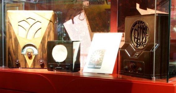 Vitrine avec Radios Musée EDF Electropolis