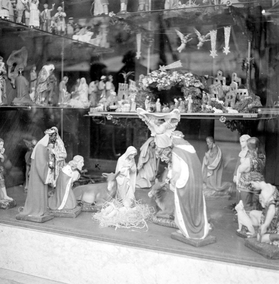 Vitrine met heiligenbeelden en kerststalletjes, Bestanddeelnr 254-5498