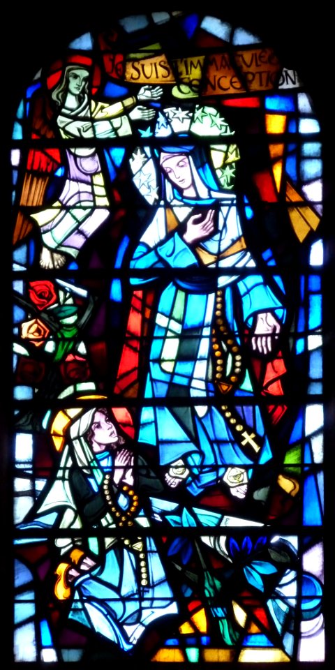 Vitrail de Ste Bernadette et de Notre-Dame de Lourdes (Saint Aloyse, Strasbourg)