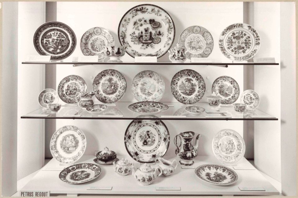 Vitrine met serviesgoed Petrus Regout & Co (2)