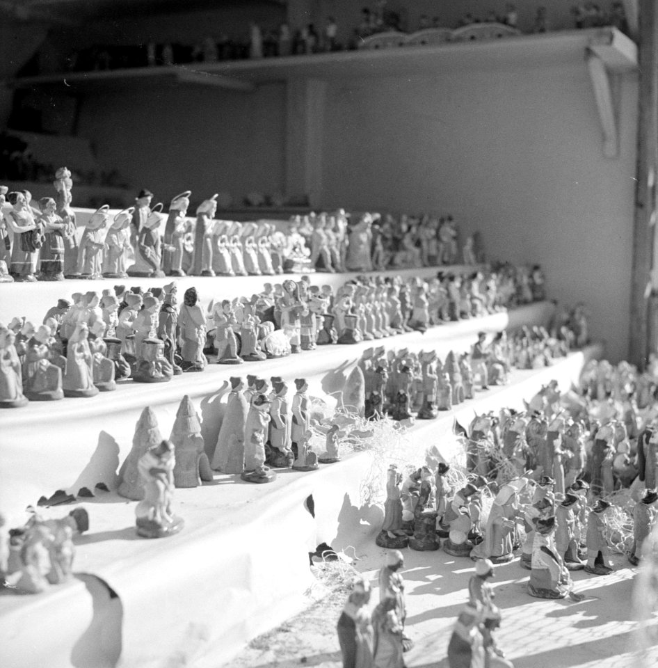 Vitrine met heiligenbeelden en kerststalletjes, Bestanddeelnr 254-5499