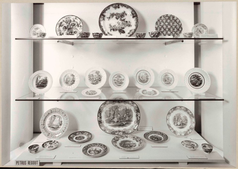 Vitrine met serviesgoed Petrus Regout & Co (1)