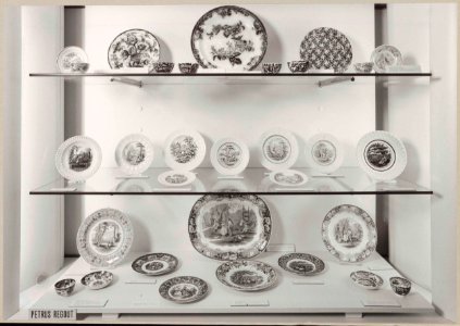 Vitrine met serviesgoed Petrus Regout & Co (1)