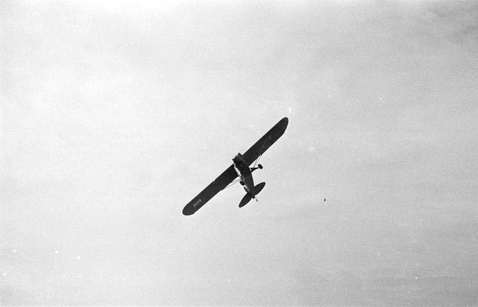 Vliegshow. Een Piper Cub of Auster, Bestanddeelnr 172-3-4