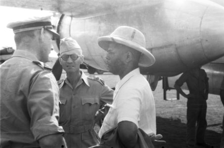 Vliegveld Djocja. Kolonel Julian in gesprek met l D.R.A. van Langen (midden), co, Bestanddeelnr 508-5-4