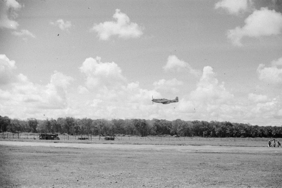 Vliegshow. Een P-51 Mustang zal een laaghangend lint doorvliegen als wijze van o, Bestanddeelnr 194-4-5