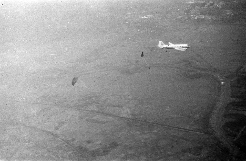 Vliegshow. Parachutisten springen uit een Dakota, Bestanddeelnr 171-5-5