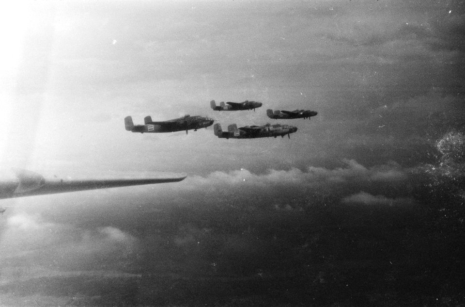 Vliegshow. Vliegtuigen in de lucht. Mitchell B-25, Bestanddeelnr 171-4-1
