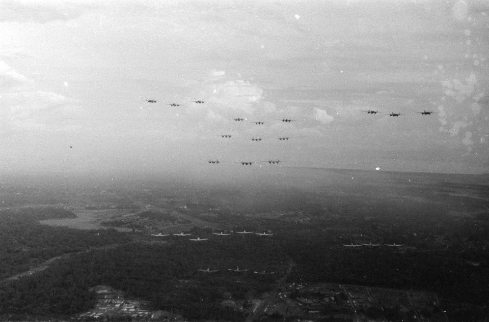 Vliegshow. Vliegtuigen in de lucht. Mitchell B-25, Bestanddeelnr 171-3-4