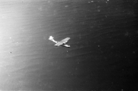 Vliegshow Catalina vliegboot boven water, Bestanddeelnr 171-4-5