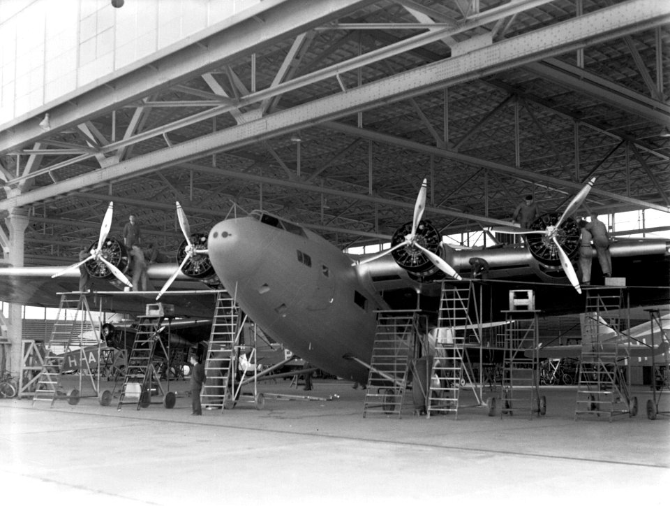 Vliegtuig Arend van Fokker in een hangar op Schiphol, Bestanddeelnr 190-0076