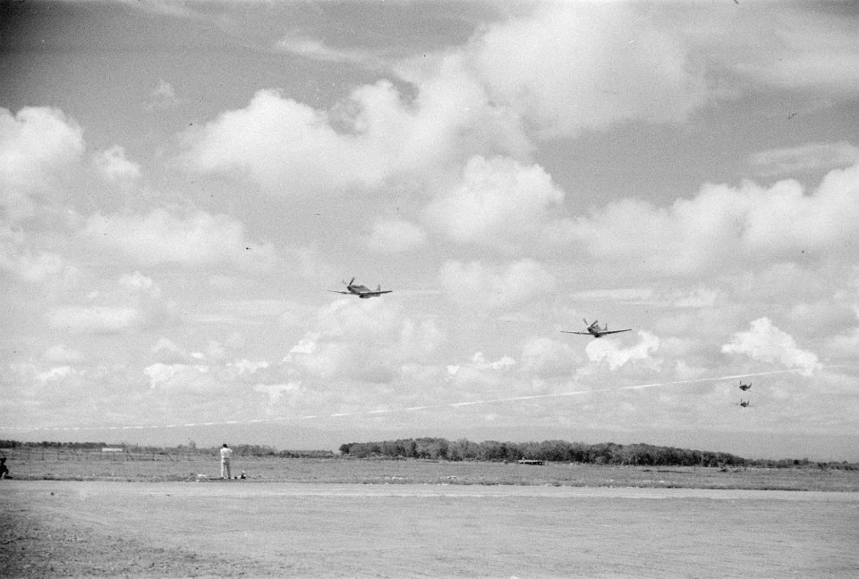 Vliegshow Een P-51 Mustang zal een laaghangend lint doorvliegen als wijze van o, Bestanddeelnr 194-4-4