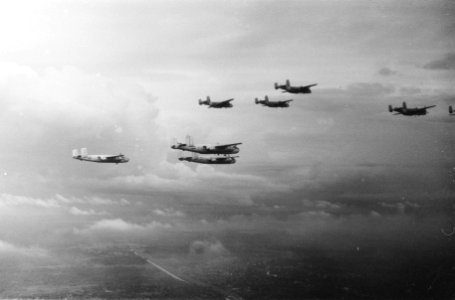 Vliegshow. Vliegtuigen in de lucht. Mitchell B-25, Bestanddeelnr 171-3-6