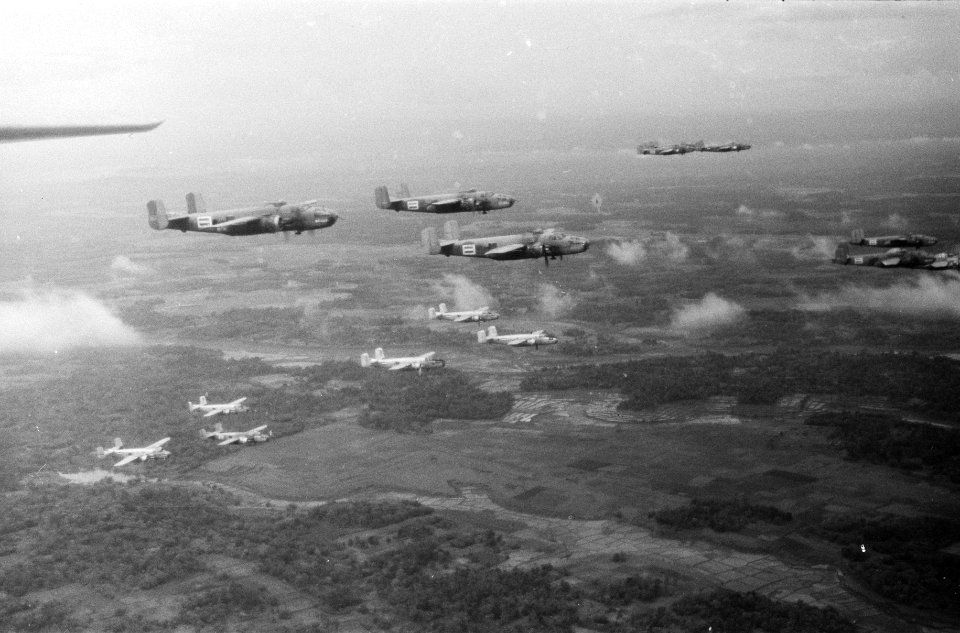 Vliegshow. Vliegtuigen in de lucht. Mitchell B-25, Bestanddeelnr 171-3-3