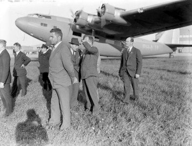 Vliegtuigbouwer Anthony Fokker (rechts met speldjes op revers) en dhr. Alksins, , Bestanddeelnr 190-0225