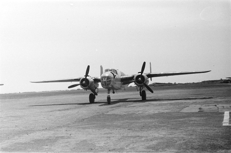 Vliegtuig, Mitchell B25 bommenwerper, gebruikt tijdens de reis, op een vliegvel, Bestanddeelnr 65B-3-4