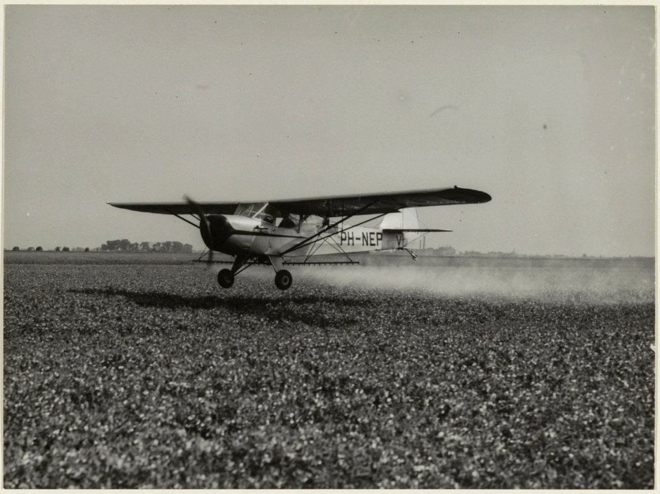 Vliegtuig dat de gewassen in de Houtrakpolder besproeit met een D.D.T. oplossing tegen schadelijke insecten als de knopmaai., NL-HlmNHA 54004520