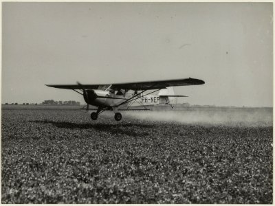Vliegtuig dat de gewassen in de Houtrakpolder besproeit met een D.D.T. oplossing tegen schadelijke insecten als de knopmaai., NL-HlmNHA 54004520