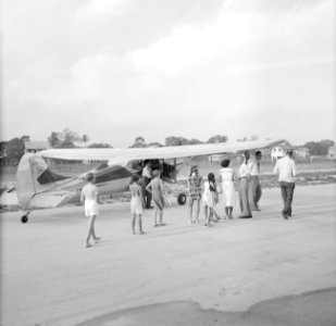 Vliegtuig waarschijnlijk op de airstrip bij Zorg en Hoop (Paramaribo), Bestanddeelnr 252-2332
