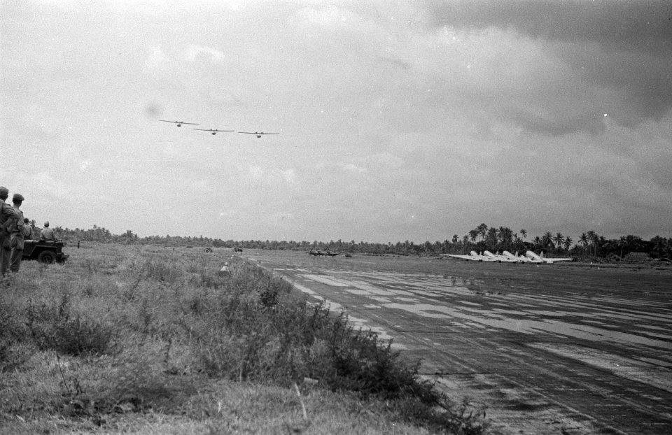 Vliegshow. Catalina vliegboten vliegen over het veliegveld. Rechts staan Dakotas, Bestanddeelnr 172-5-3