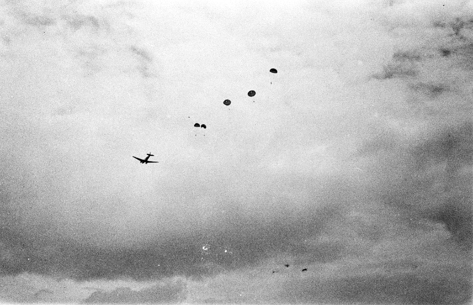 Vliegshow. Parachutisten springen uit een Dakota, Bestanddeelnr 174-2-5