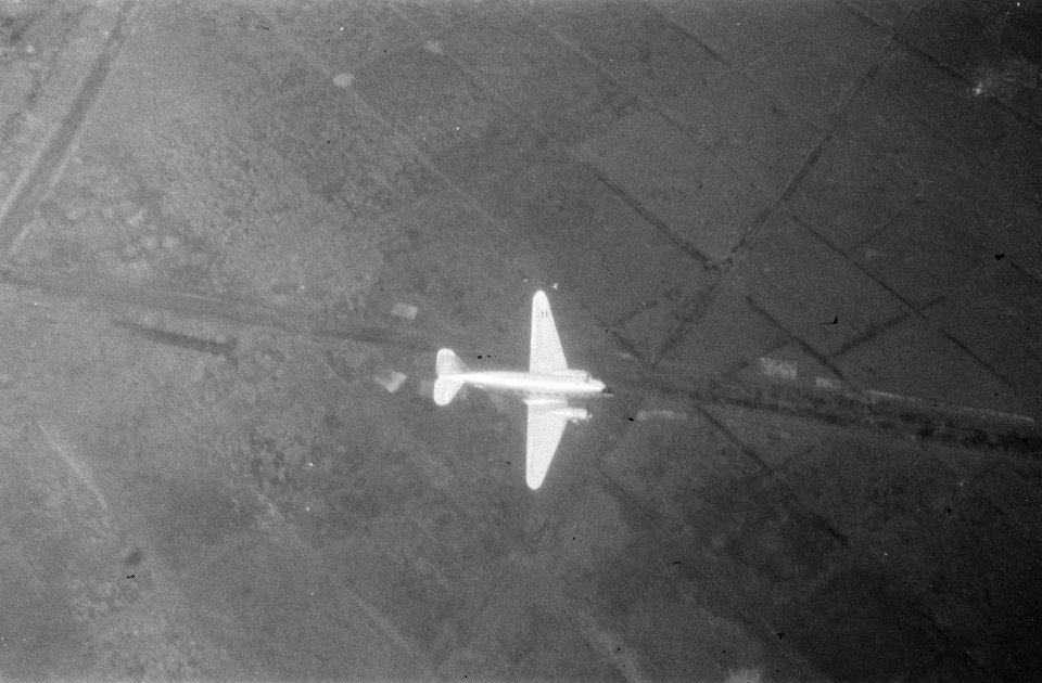 Vliegshow. Parachutisten springen uit een Dakota, Bestanddeelnr 171-5-6