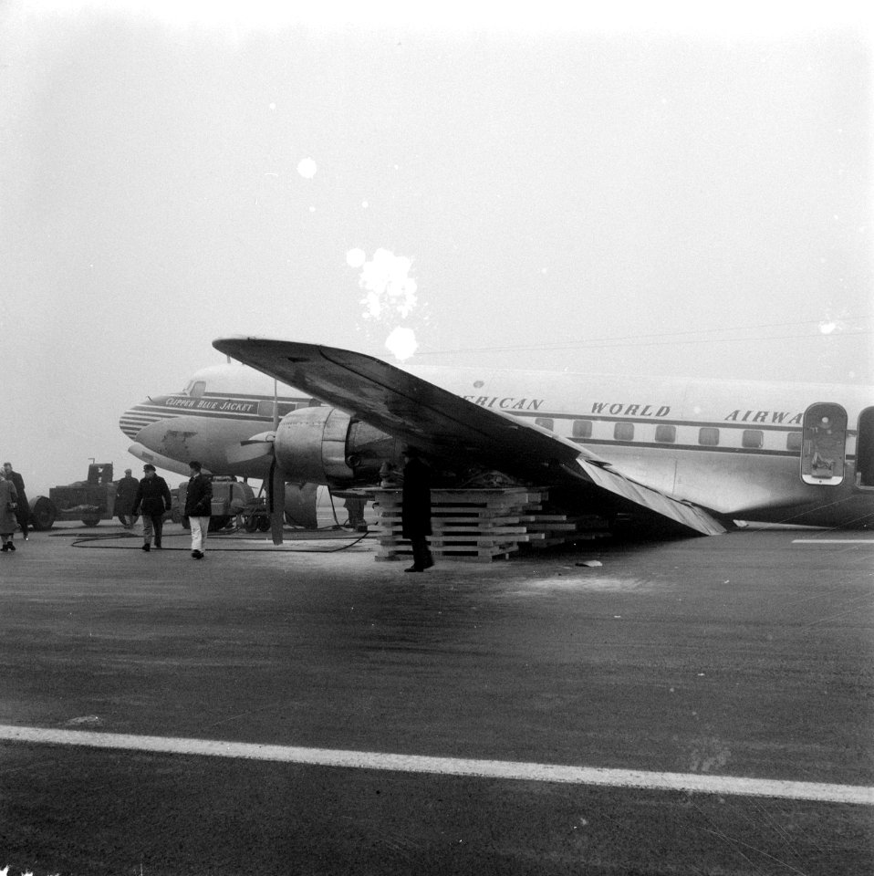 Vliegtuig, dat met een buiklanding geland is, Bestanddeelnr 909-3014