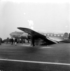 Vliegtuig, dat met een buiklanding geland is, Bestanddeelnr 909-3014