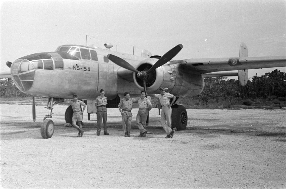 Vliegtuigbemanning bij Mitchell B24 bommenwerper, Bestanddeelnr 70-6-3