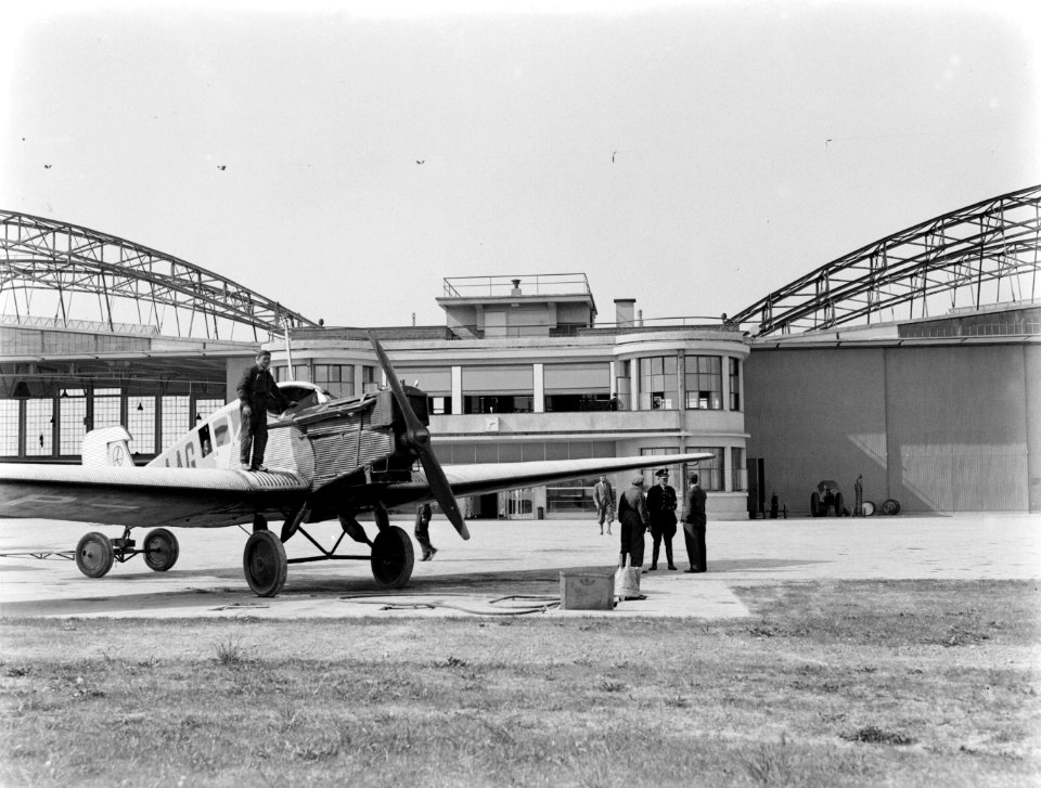 Vliegtuig op de luchthaven van Warschau in Polen, Bestanddeelnr 190-0015