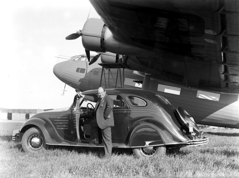 Vliegtuigbouwer Anthony Fokker staand naast een Chrysler Airflow automobiel met , Bestanddeelnr 190-0232