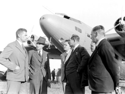 Vliegtuigbouwer Anthony Fokker (rechts met speldjes op revers) in gesprek met dh, Bestanddeelnr 190-0224