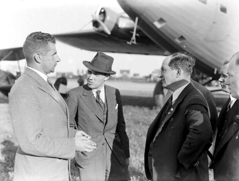 Vliegtuigbouwer Anthony Fokker (rechts) in gesprek met de heer Alksins chef van , Bestanddeelnr 190-0223