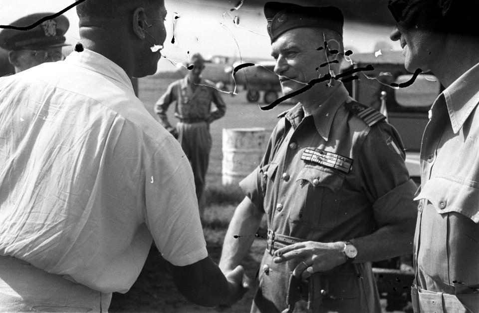 Vliegveld Djokjakarta. Kolonel Julian schudt de hand van de Franse militaire waa, Bestanddeelnr 3987