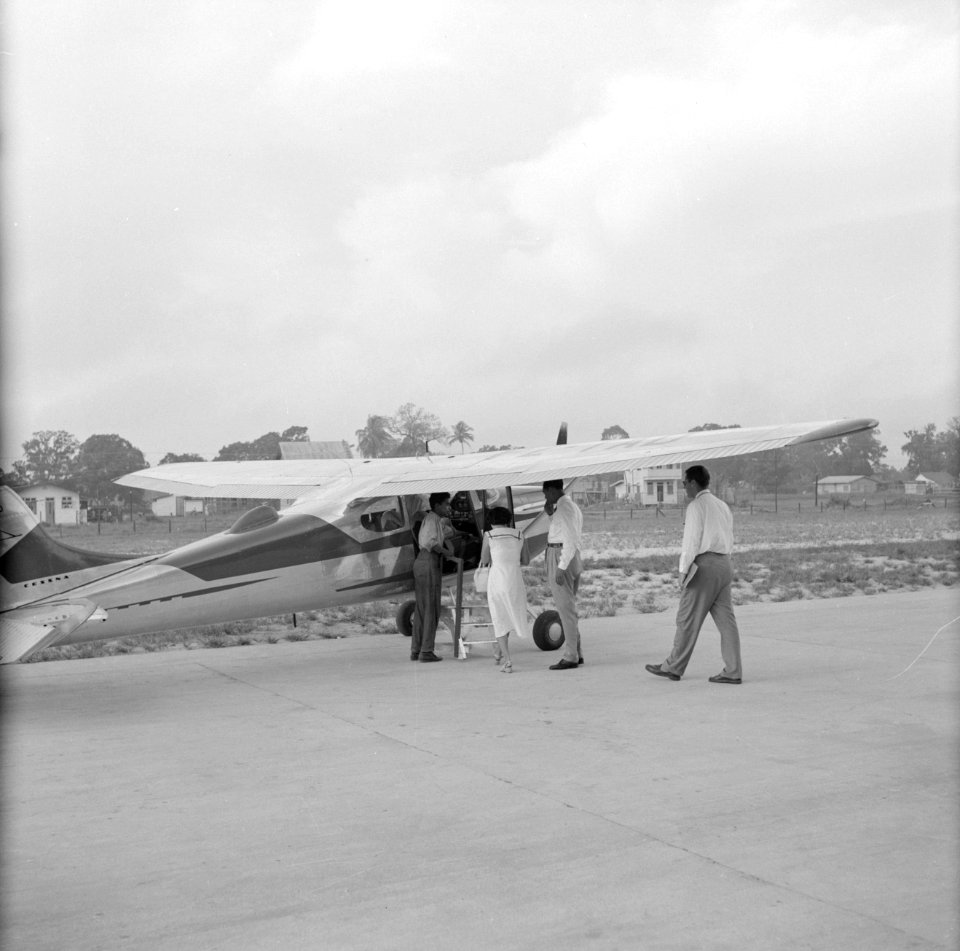 Vliegtuig waarschijnlijk op de airstrip bij Zorg en Hoop (Paramaribo), Bestanddeelnr 252-2329