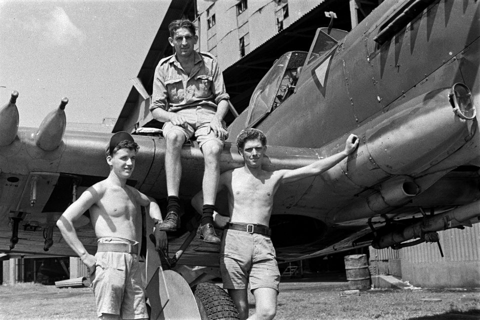 Vliegveld. Twee militairen staan bij een P51 Curtiss Mustang. Een militair zit o, Bestanddeelnr 6025