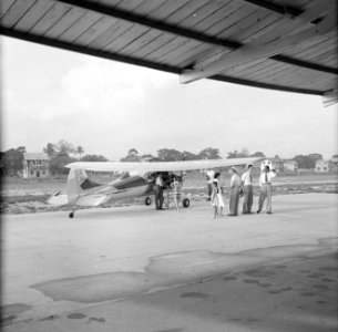 Vliegtuig waarschijnlijk op de airstrip bij Zorg en Hoop (Paramaribo), Bestanddeelnr 252-2328