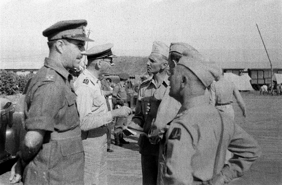 Vliegveld. Legercommandant generaal S.H. Spoor en adjudant-generaal kolonel C.H., Bestanddeelnr 6758