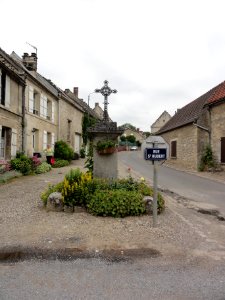 Vivières (Aisne) croix de chemin Rue du château