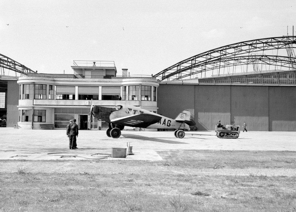 Vliegtuig op de luchthaven van Warschau in Polen, Bestanddeelnr 190-0016