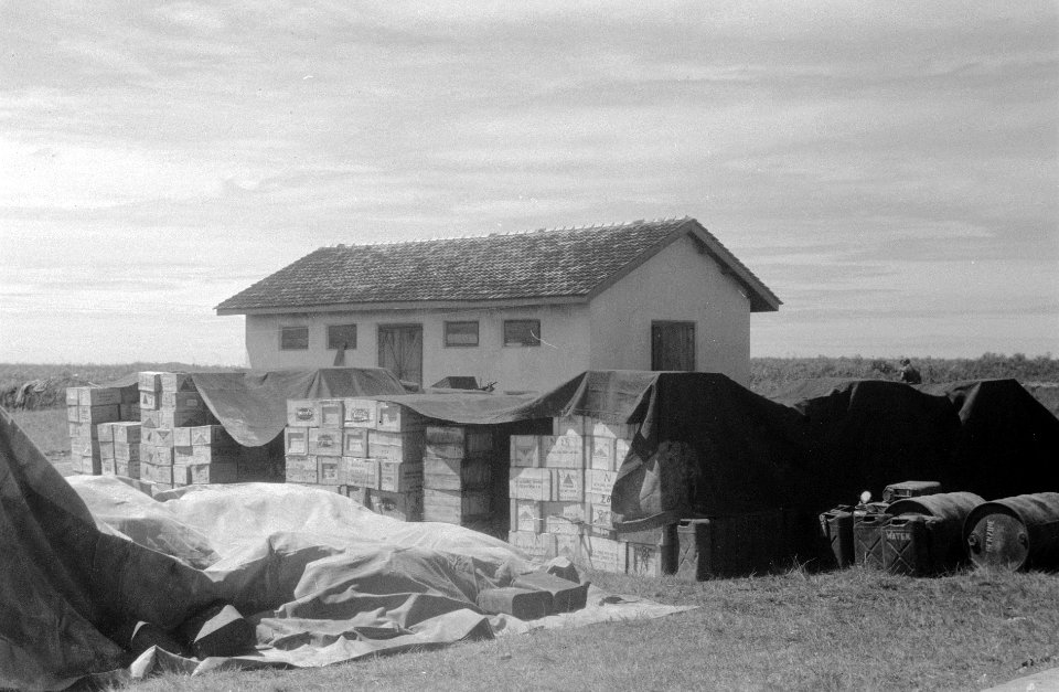 Vliegveld. Voorraden, o.a. Hero, staan onder dekzeilen, Bestanddeelnr 2903