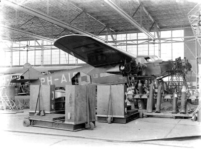 Vliegtuig in hangar op Schiphol, Bestanddeelnr 189-0400