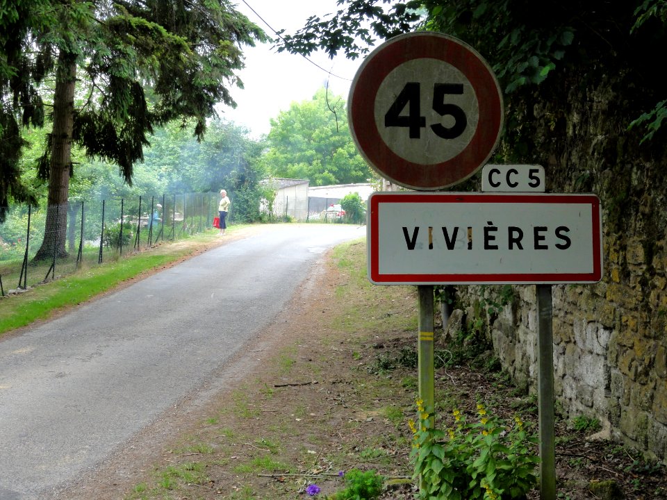 Vivières (Aisne) city limit sign